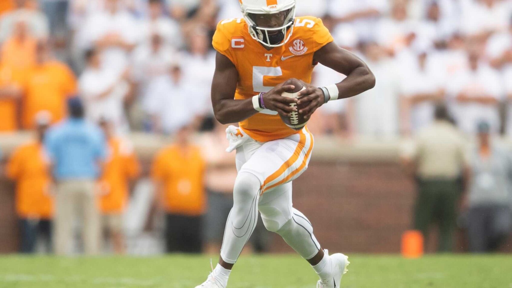Tennessee quarterback Hendon Hooker scrambles with the ball